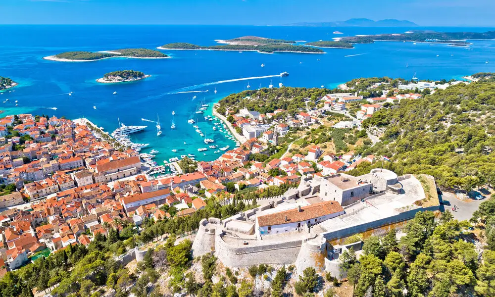 Dalmatinska obala s kristalno plavim morem