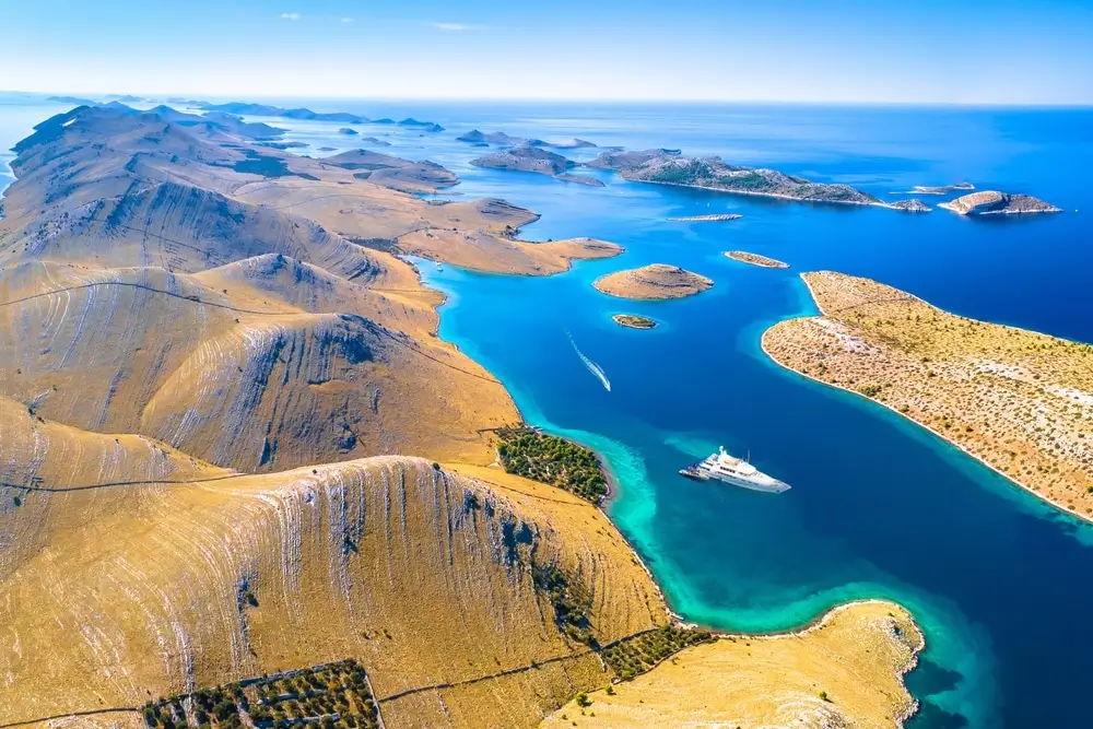 Dalmatinski stari grad s kamenim ulicama